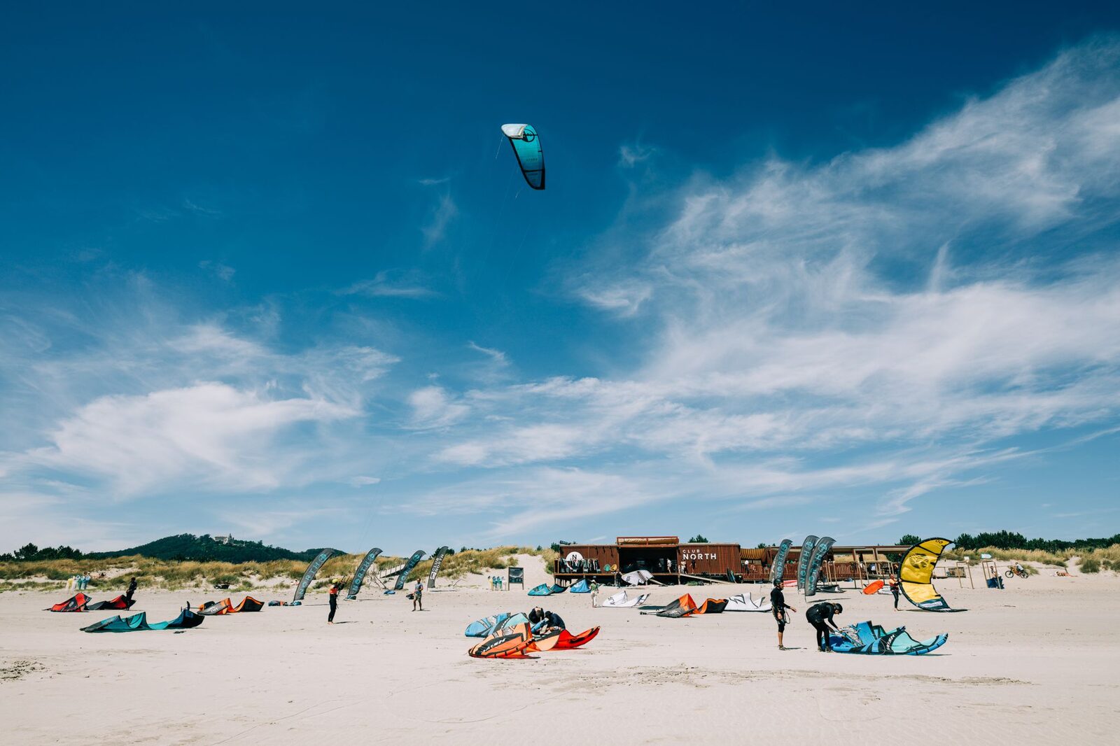 Kites über einem Strand in Portugal