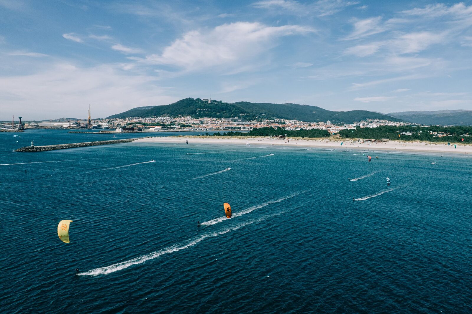 Kitesurfer auf dem Meer vor der Küste Portugals