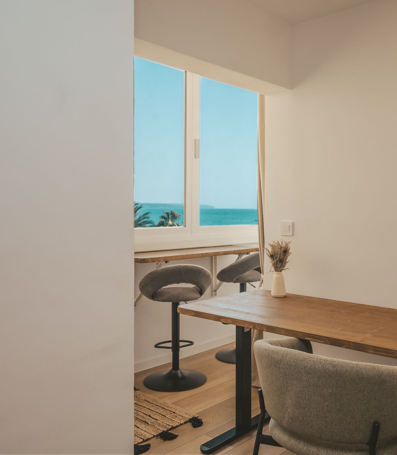 Schreibtisch am Fenster mit Blick aufs Meer in einer Isleño-Wohnung